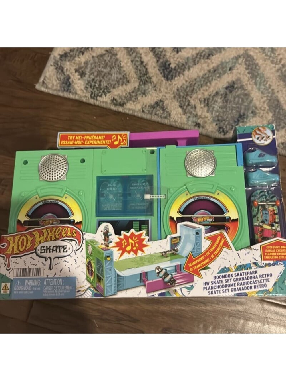 Hot Wheels Skate Boombox Skatepark Fingerboard & Shoes